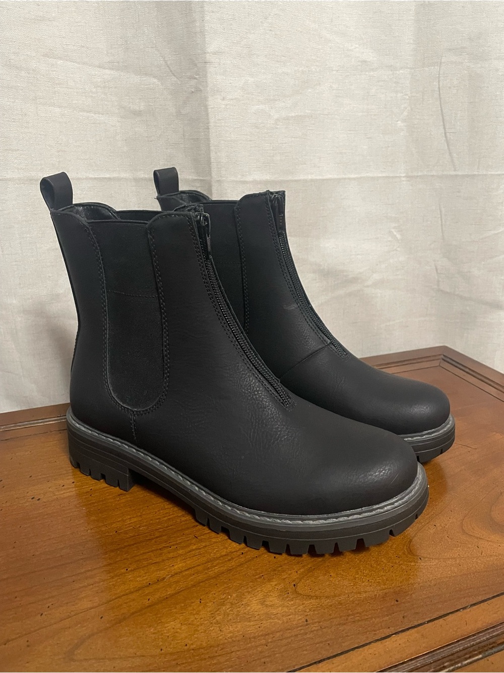 Cliff’s by White Mountain Classic Black Chelsea Zip Ankle Boots - Women's Size 8